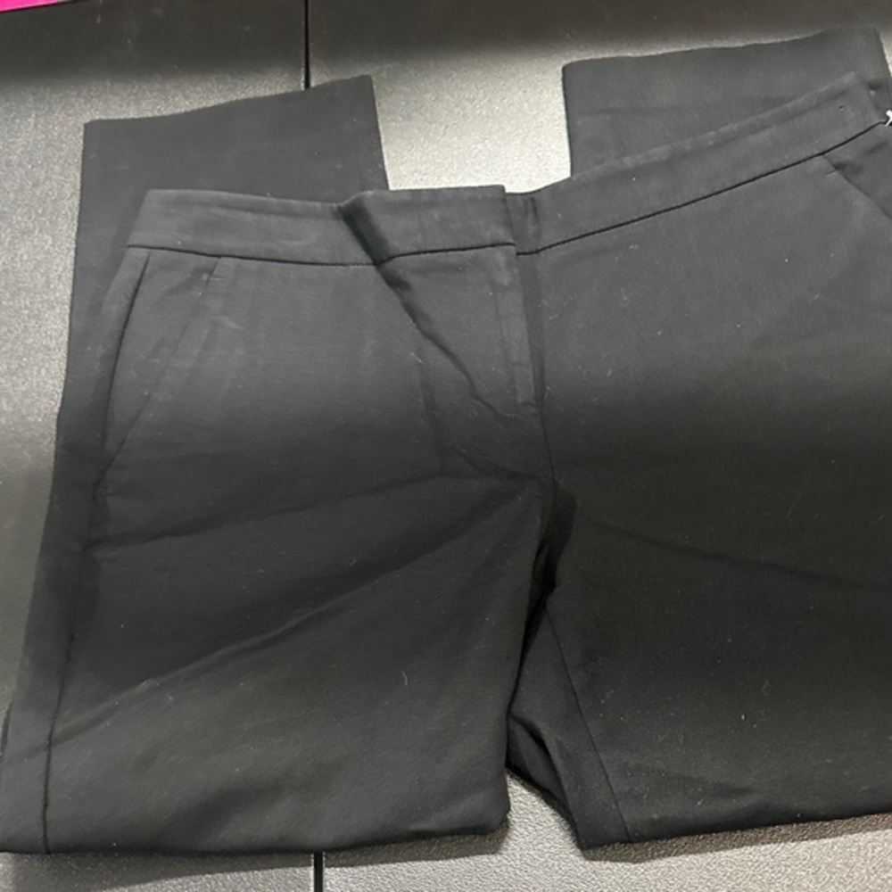 Vince Camuto Women's flat front straight leg Black Capris size 6